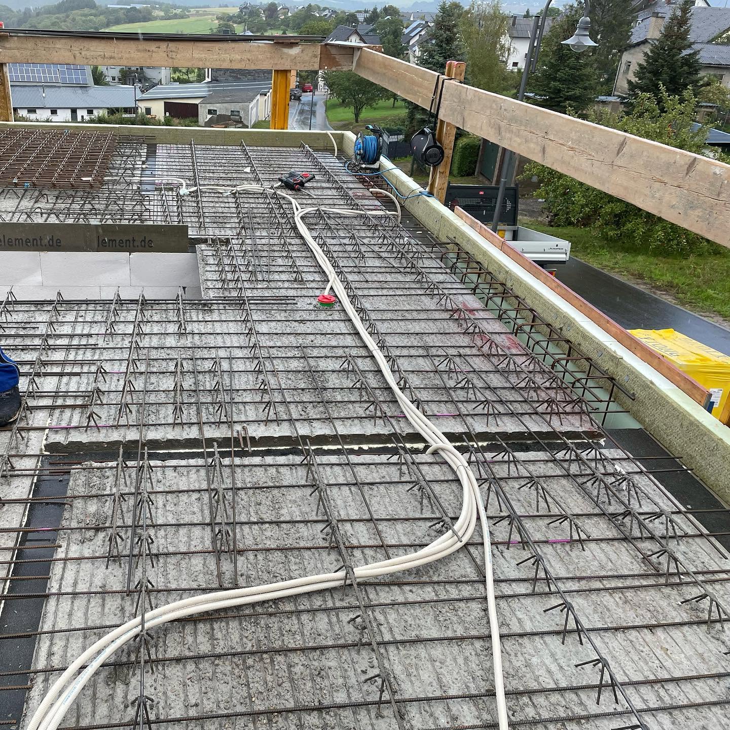 Rohbau-Geschossdecke mit Bewehrung und verlegten Leerrohren für die Elektroinstallation vor dem Betonieren